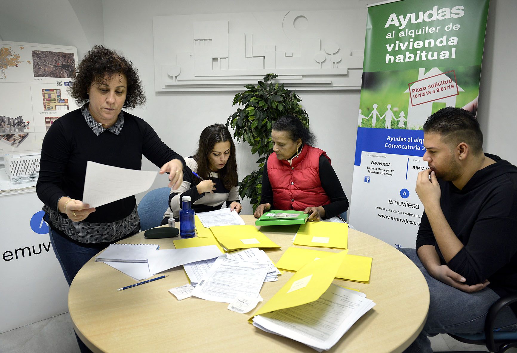 Usuarios en Emuvijesa interesados por las ayudas al alquiler.