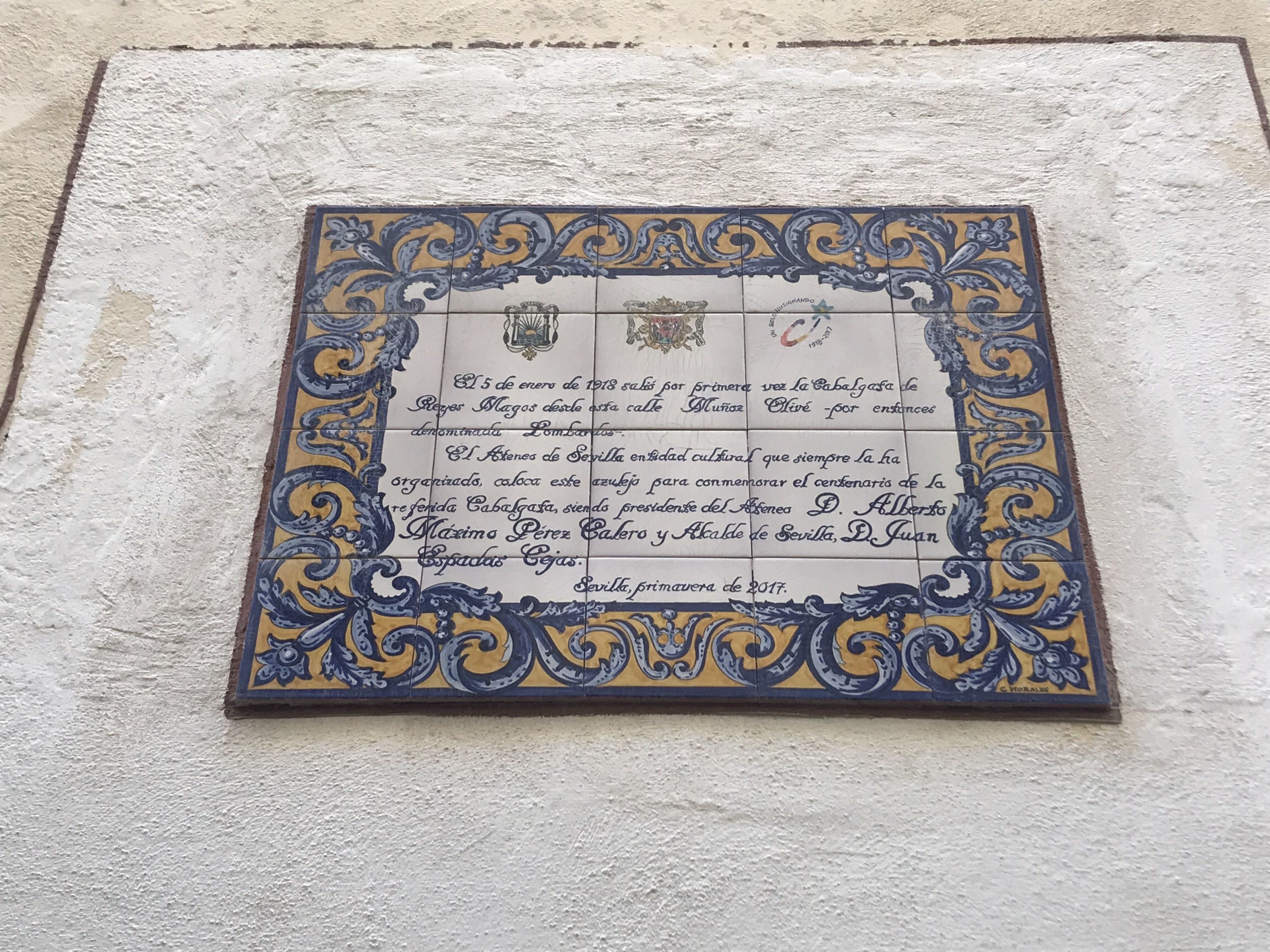 Una escondida placa recuerda el origen de la Cabalgata de Reyes Magos de Sevilla, que hoy cumple 104 años.
