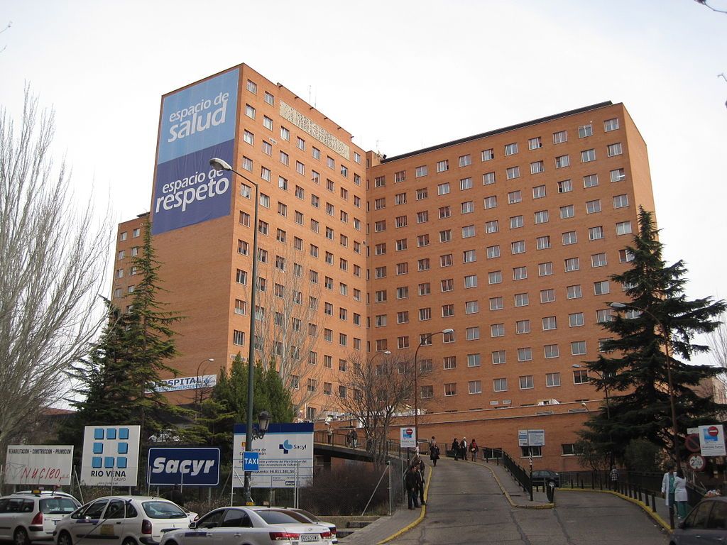 El Hospital Clínico de Valladolid, donde no han dejado a dos madres inscribir a su hija en el registro por ser homosexuales.