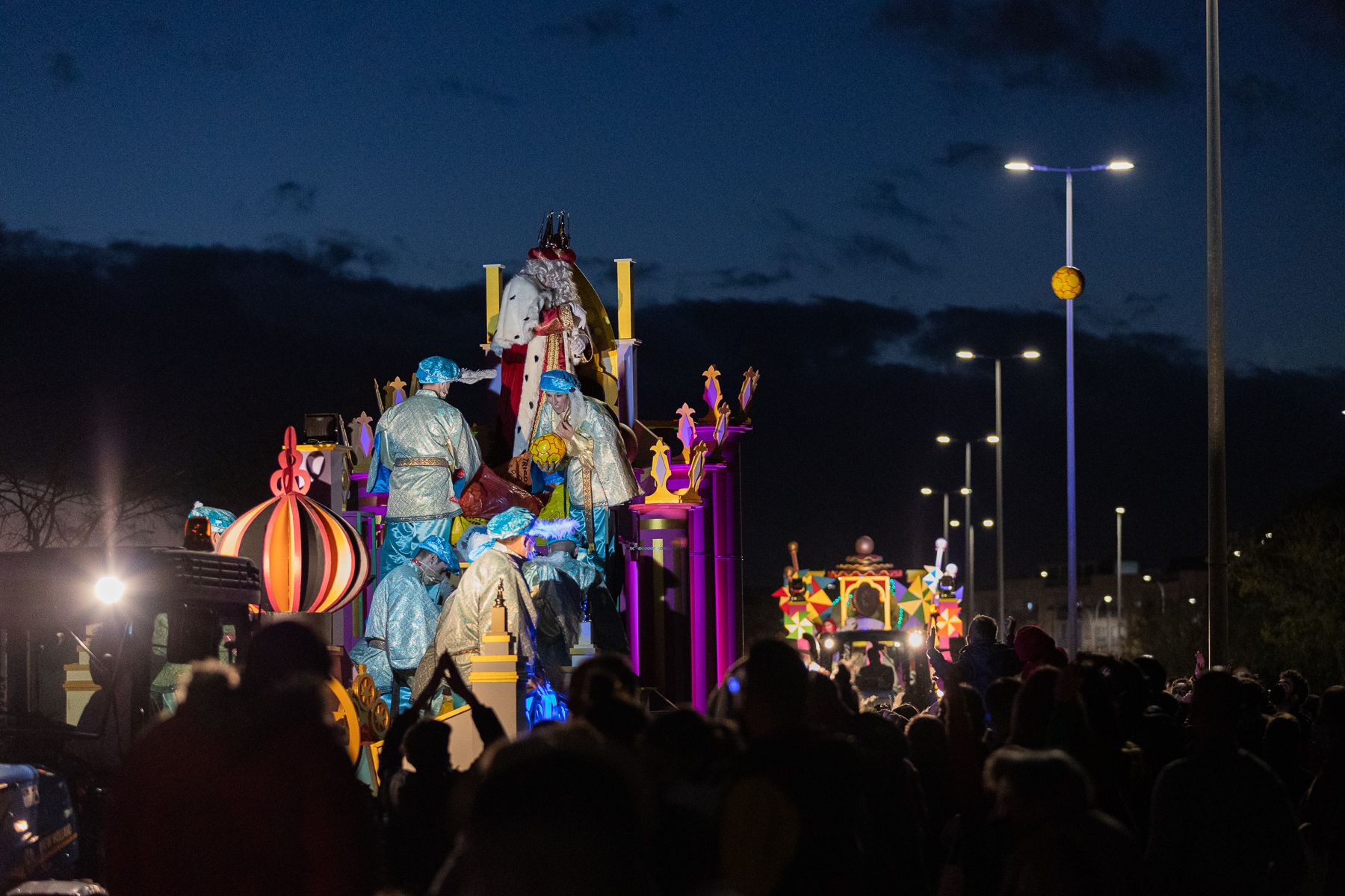 Una cabalgata de Reyes Magos.