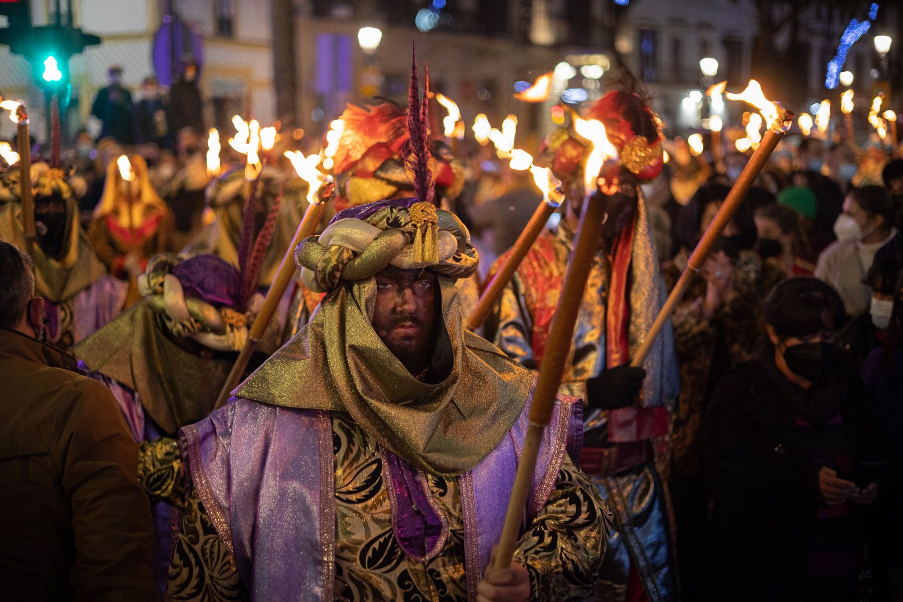 Figurantes del cortejo del rey Baltasar en la pasada cabalgata su llegada a Santo Domingo.