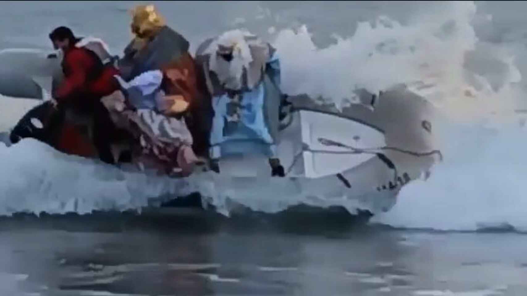 La accidentada llegada de los Reyes Magos en Oropesa acaba en un naufragio a orillas del Mediterráneo