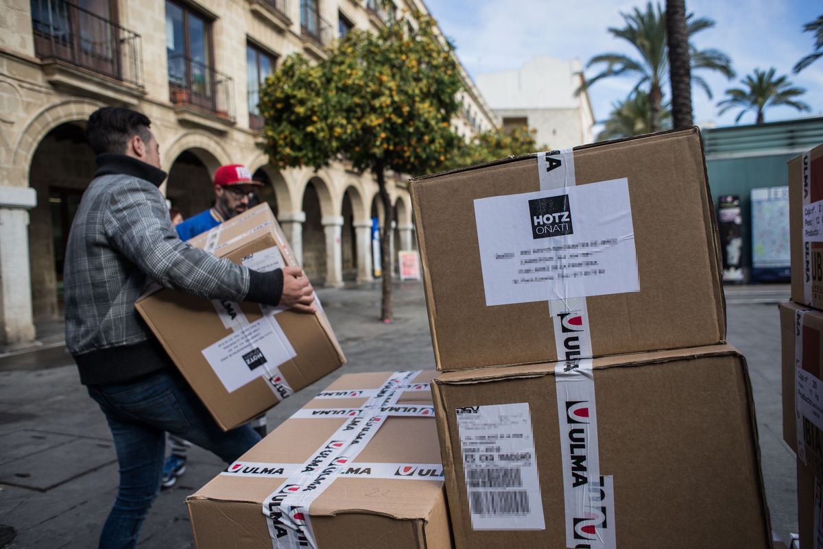 Miembros de la Red de Apoyo a Inmigrantes de Jerez transportan la ropa llegada desde Oñate. FOTO: MANU GARCÍA