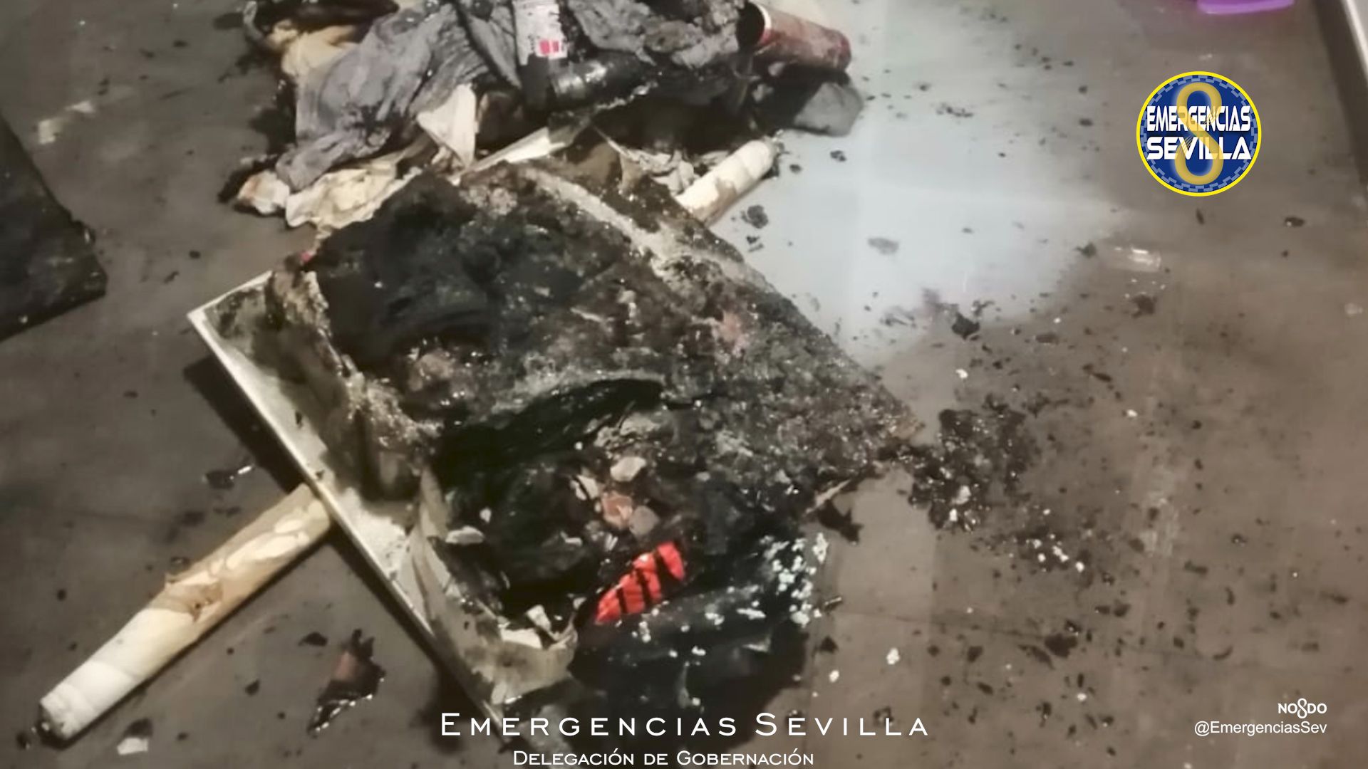Imágenes del incendio de un lavadero en Los Remedios (Sevilla).