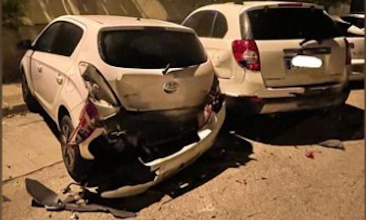 Así ha quedado el coche de una familia jerezana tras sufrir un impacto en Jerez. 