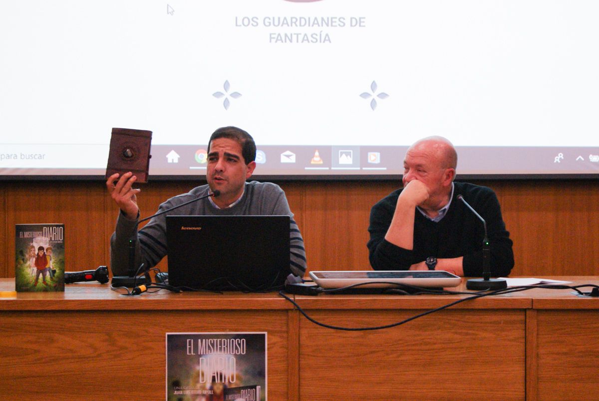 Juan Luis Otero durante la presentación en Algeciras, acompañado del ex alcalde de Algeciras, Patricio González, al que considera "su padrino" pese a a reivindicar haber entrado en el mundo de la literatura por su propia cuenta y riesgo