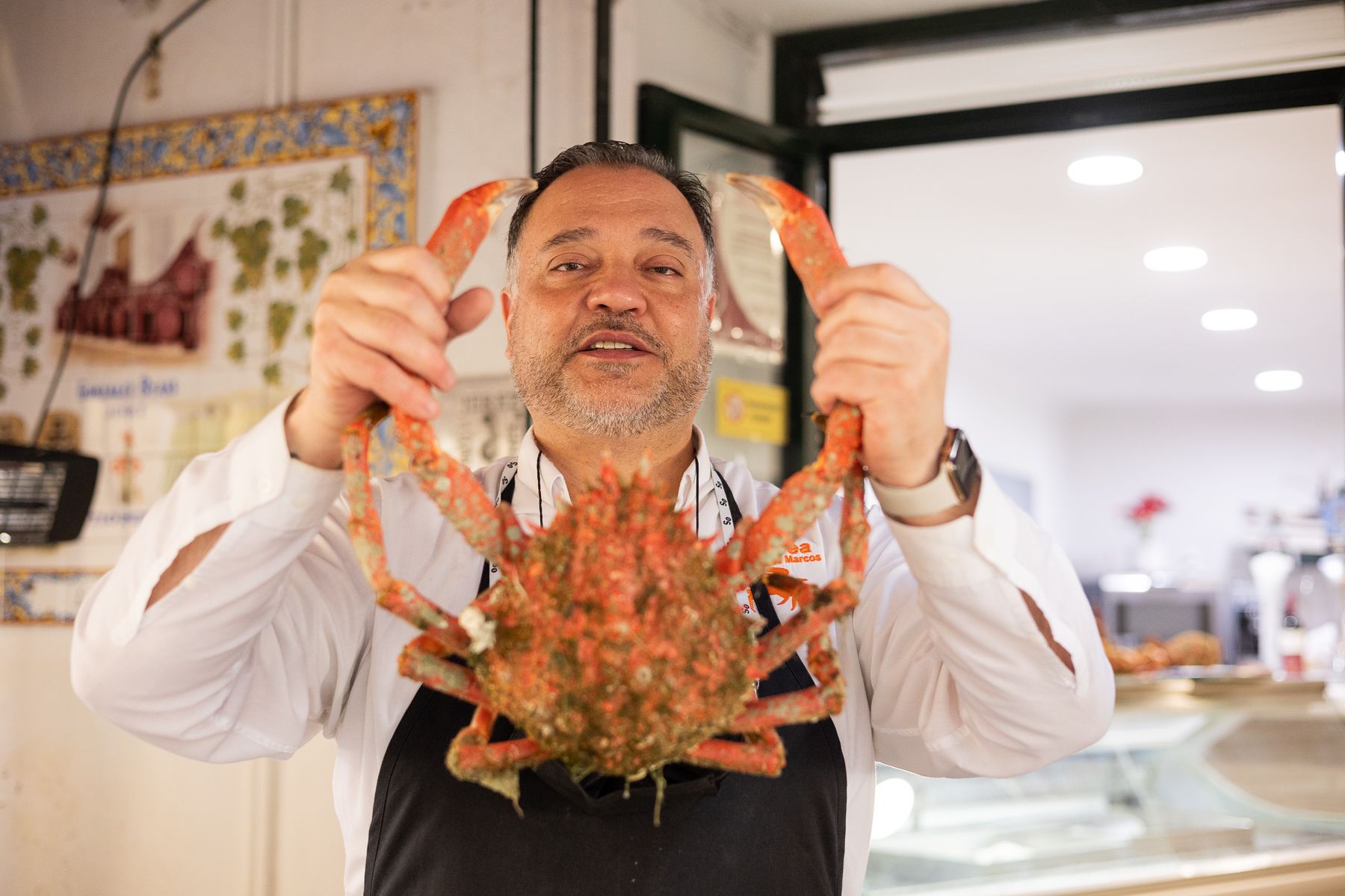 Marcos González con un centollo en el establecimiento jerezano La Marea de Marcos.
