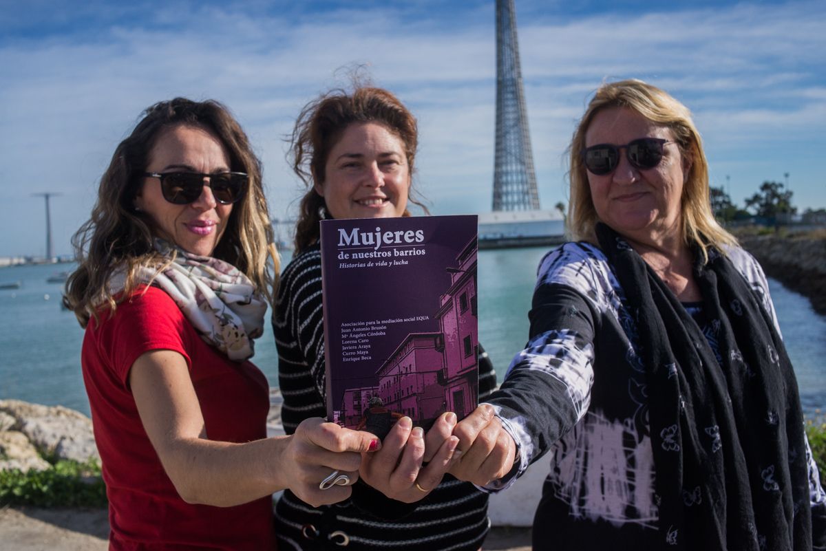 Chari Díaz (izq.), Mª Ángeles y Pepa Fernández sujetando el libro 'Mujeres de nuestros barrios' en Puntales. FOTO: MANU GARCÍA. 