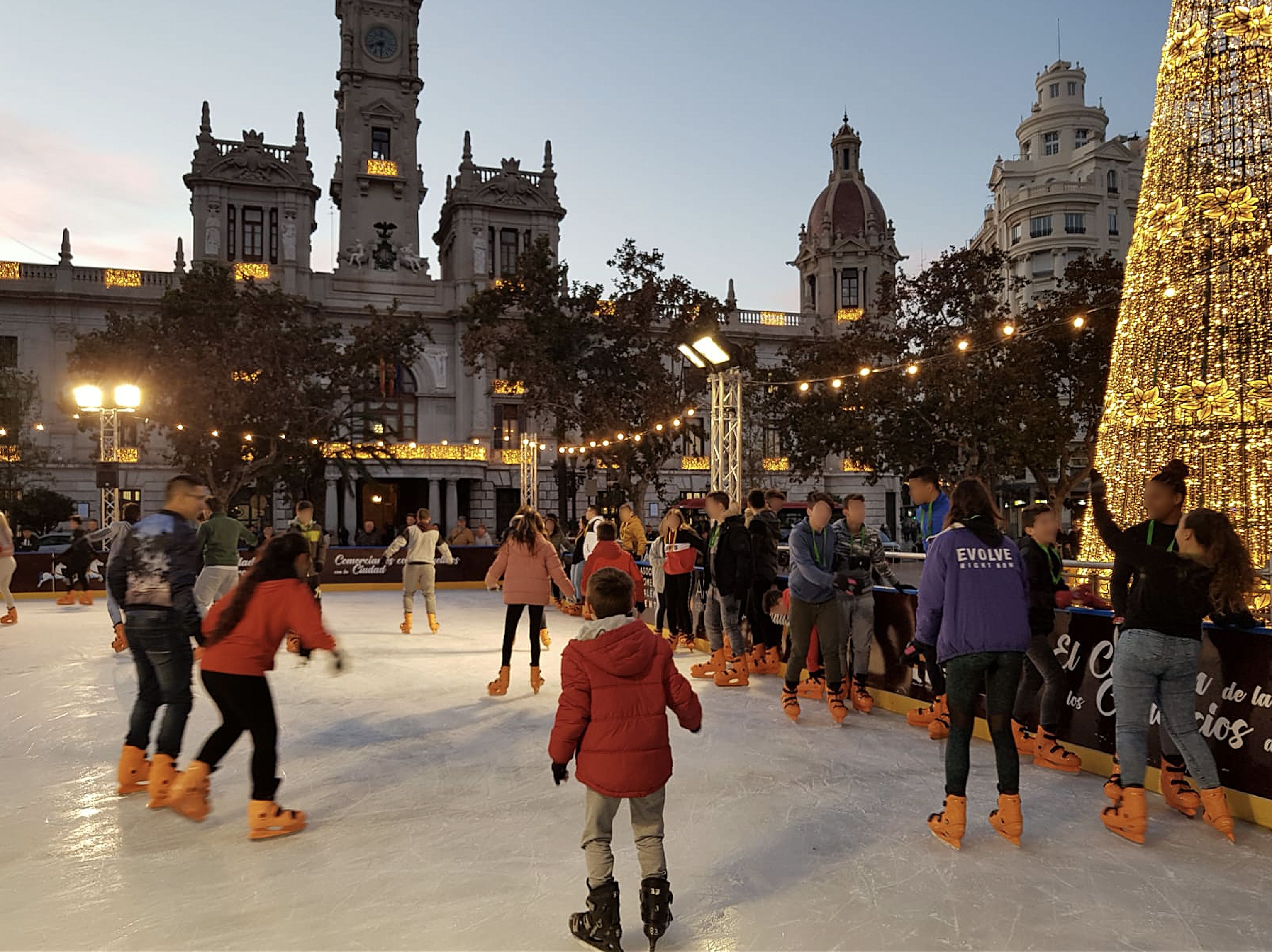 Unos padres lanzan insultos racistas a una madre y su hija en la pista de patinaje sobre hielo de la plaza del Ayuntamiento de Valencia.