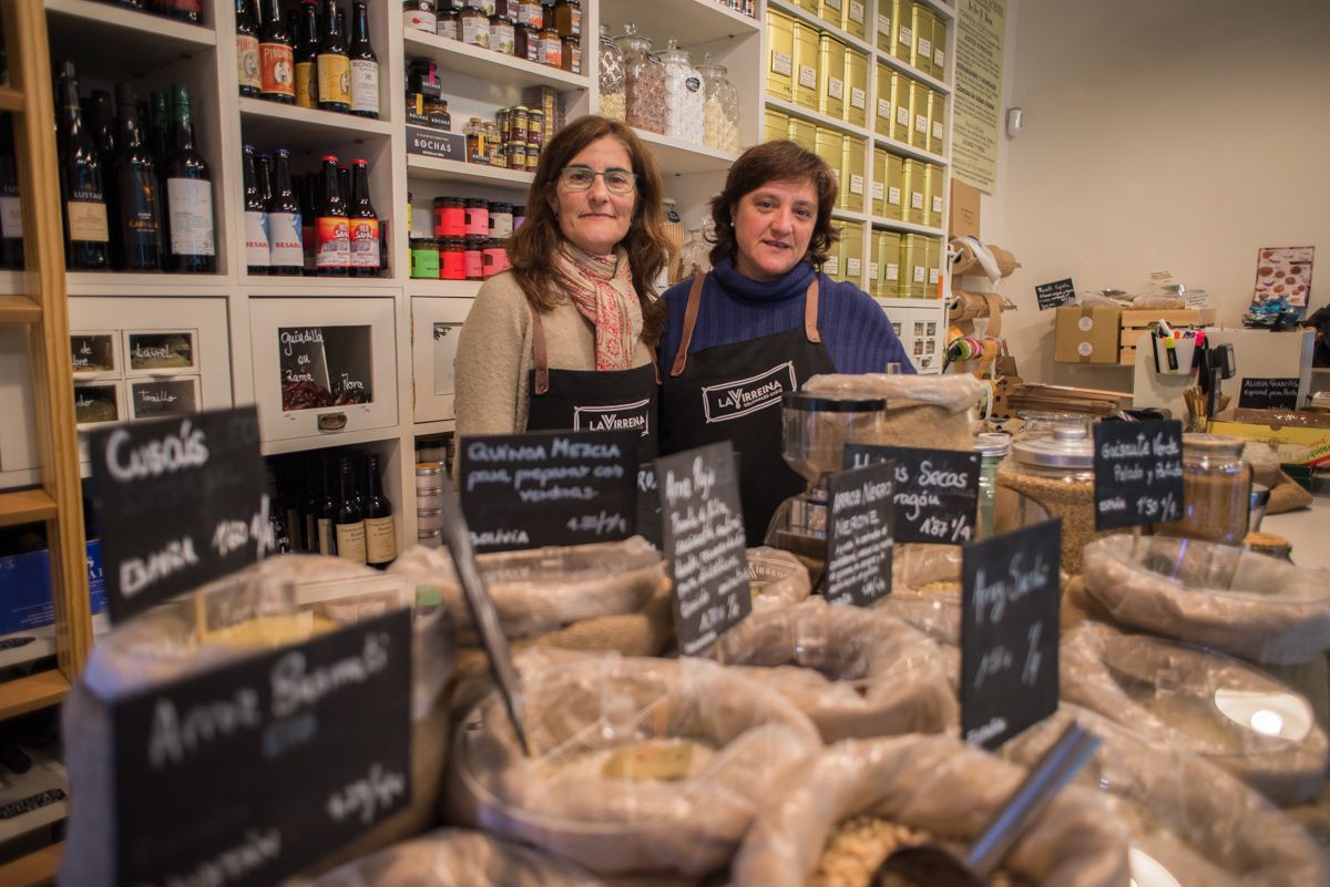 María José (izq.) y Blanca Treviño tras el mostrador de su negocio, La Virreina. FOTO: MANU GARCÍA. 