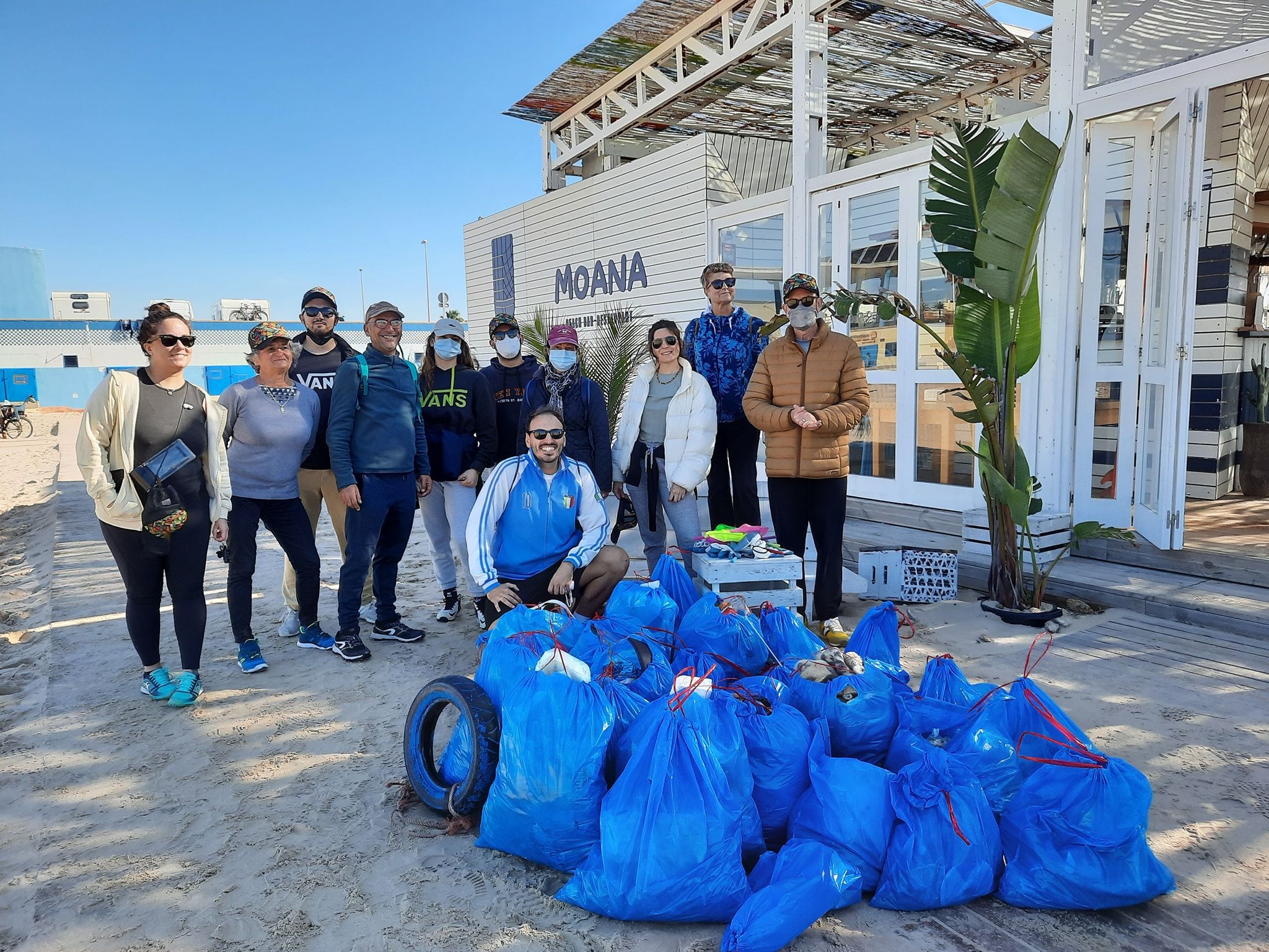Un guía turístico de Cádiz recoge más de 100 kilos de basura en una convocatoria voluntaria en la playa de Cortadura.