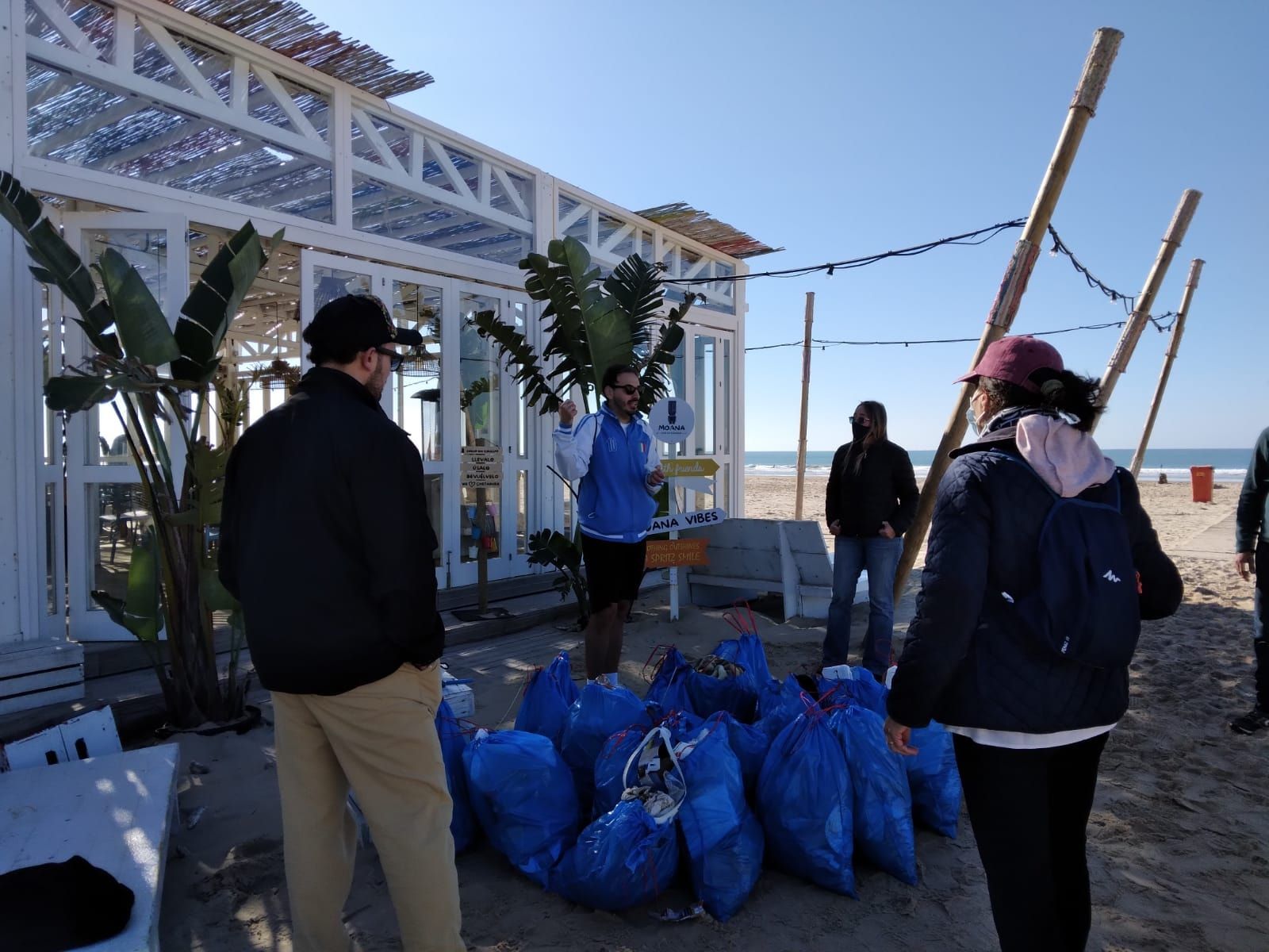 Recogida de residuos voluntaria en Cádiz.