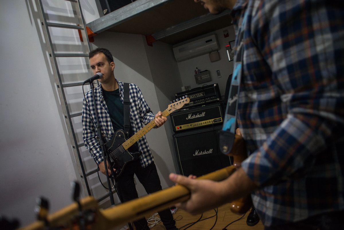Pablo Petidier junto a su banda, ensayando. FOTO: MANU GARCÍA. 