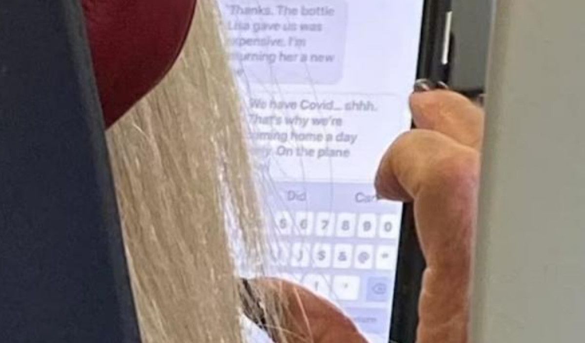 Una mujer desvela en un chat que tiene covid durante un vuelo. REDDIT