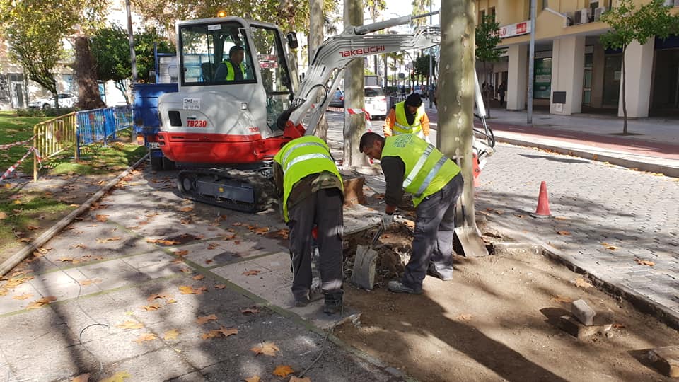Operaros municipales arreglando el acerado en Mamelón. Foto: Ayto Jerez.