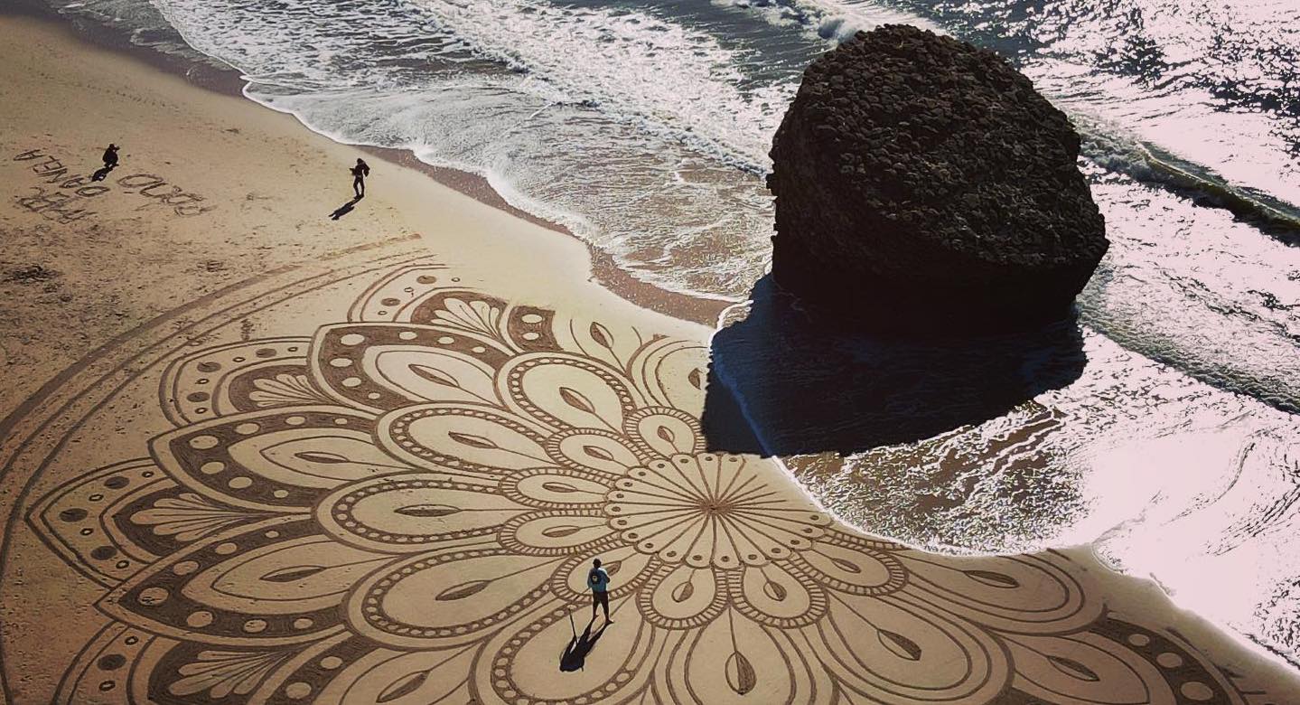 Obra de arte efímera en la playa de Matalascañas.