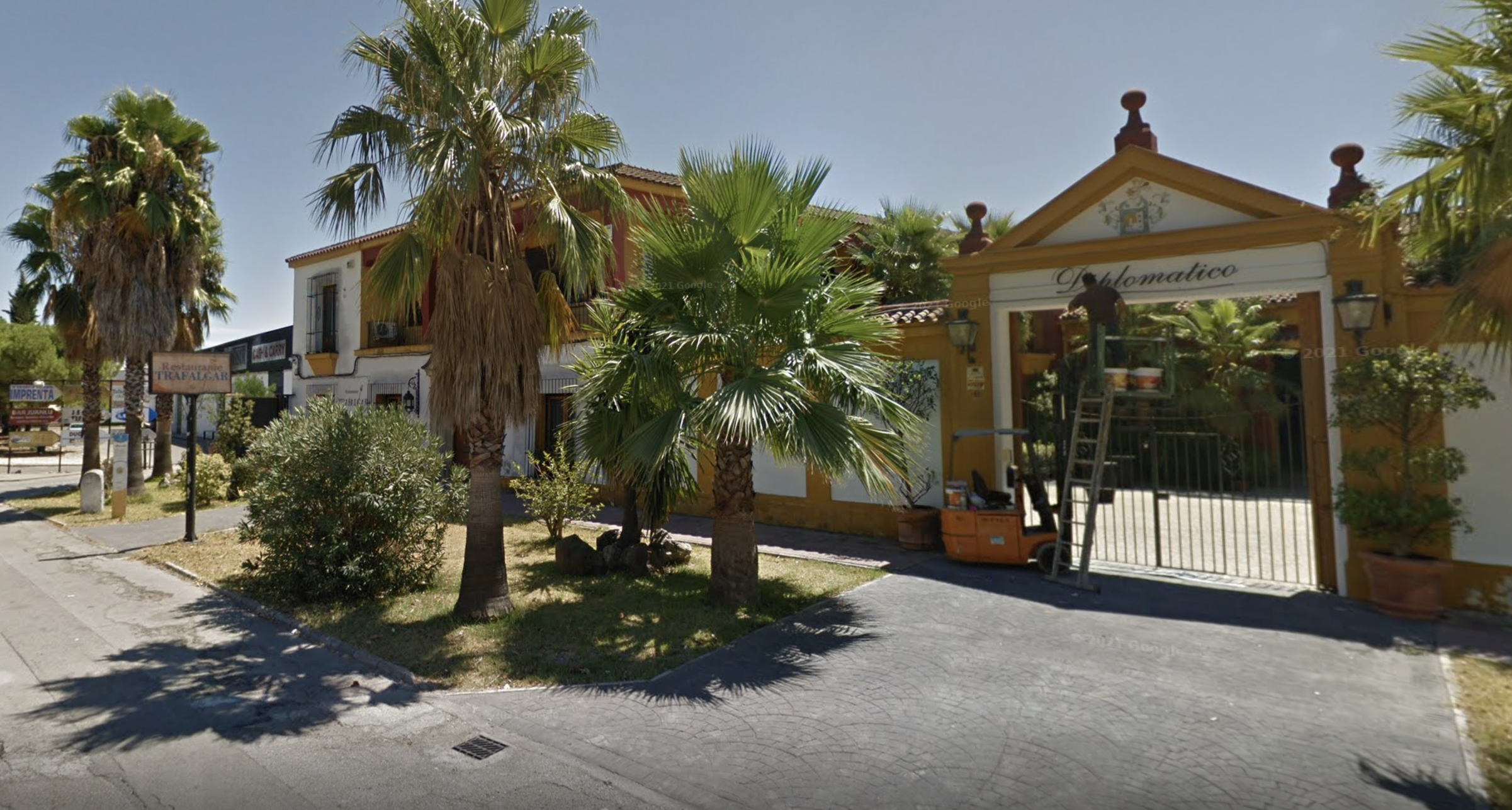 Acceso principal de Bodegas Diplomático, en el acceso a la carretera de Sanlúcar, en Jerez, en una imagen de Google Maps.
