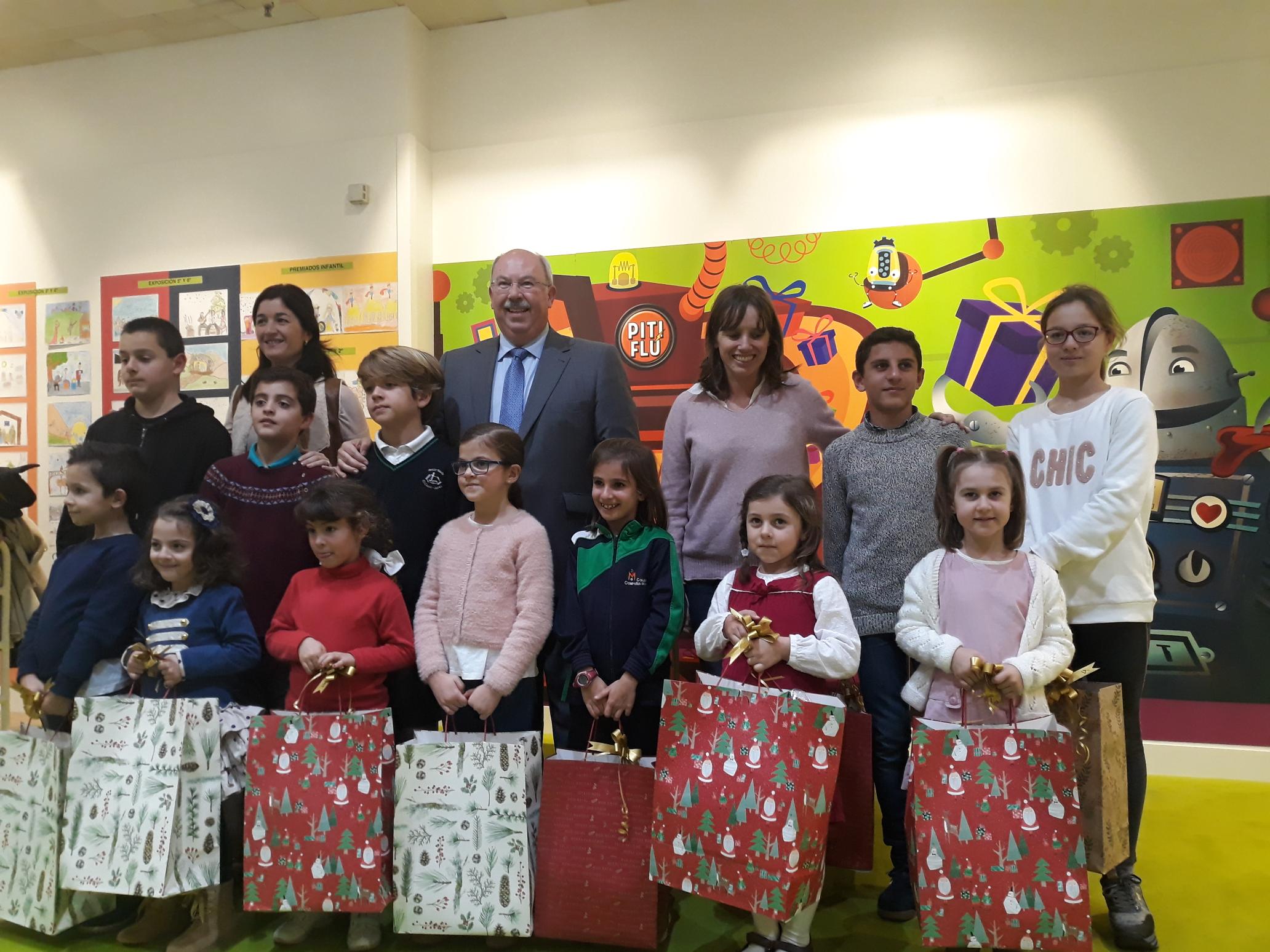 Los 12 alumnos premiados en el concurso de dibujo de El Corte Inglés. FOTO: EL CORTE INGLÉS. 