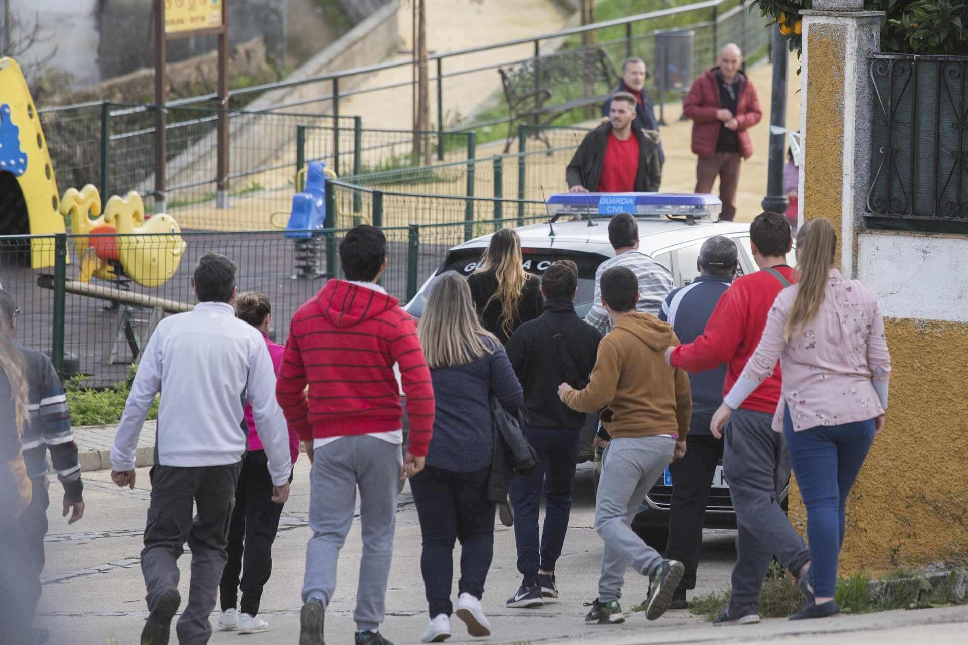 Vecinos de El Campillo increpan al asesino confeso de Laura Luelmo. FOTO: Europa Press.