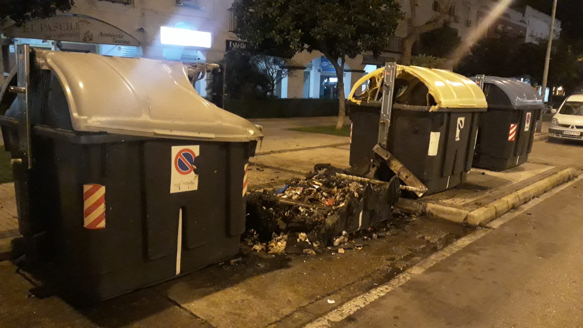 Contenedor quemado en la calle Valdés en El Puerto.