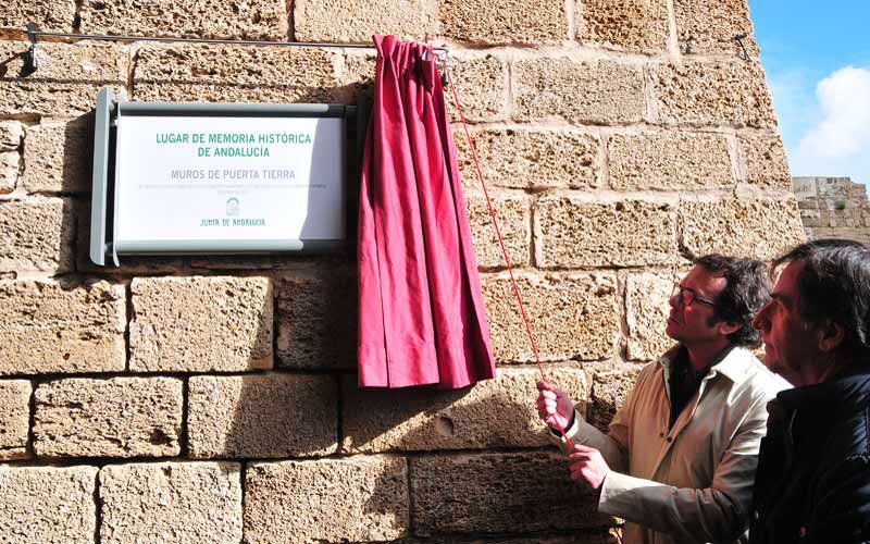 El alcalde de Cádiz descubre una placa, en un acto hace unos meses.