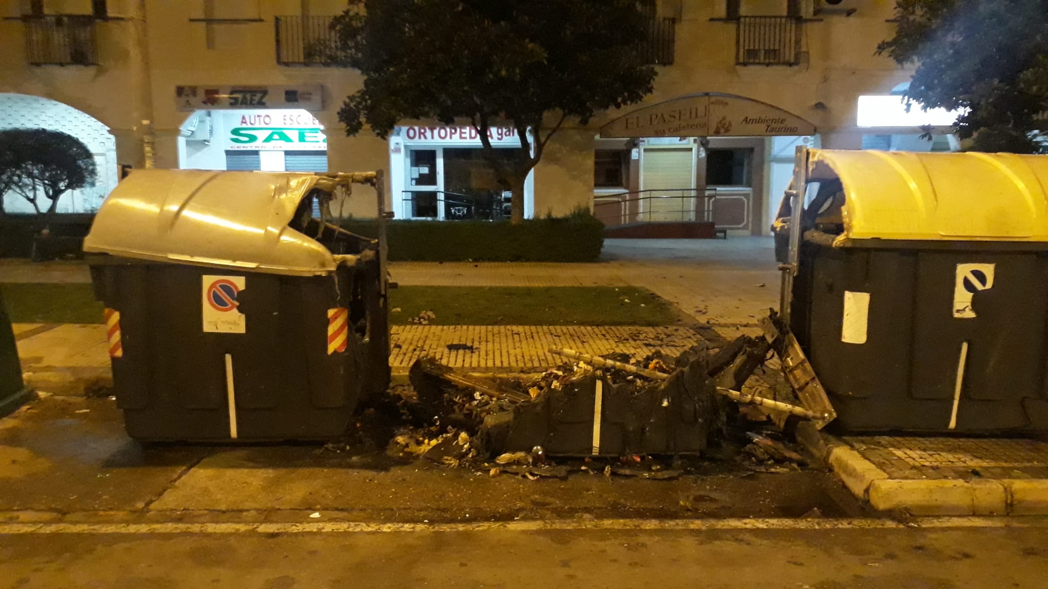 Quema de contenedores en la calle Valdés.