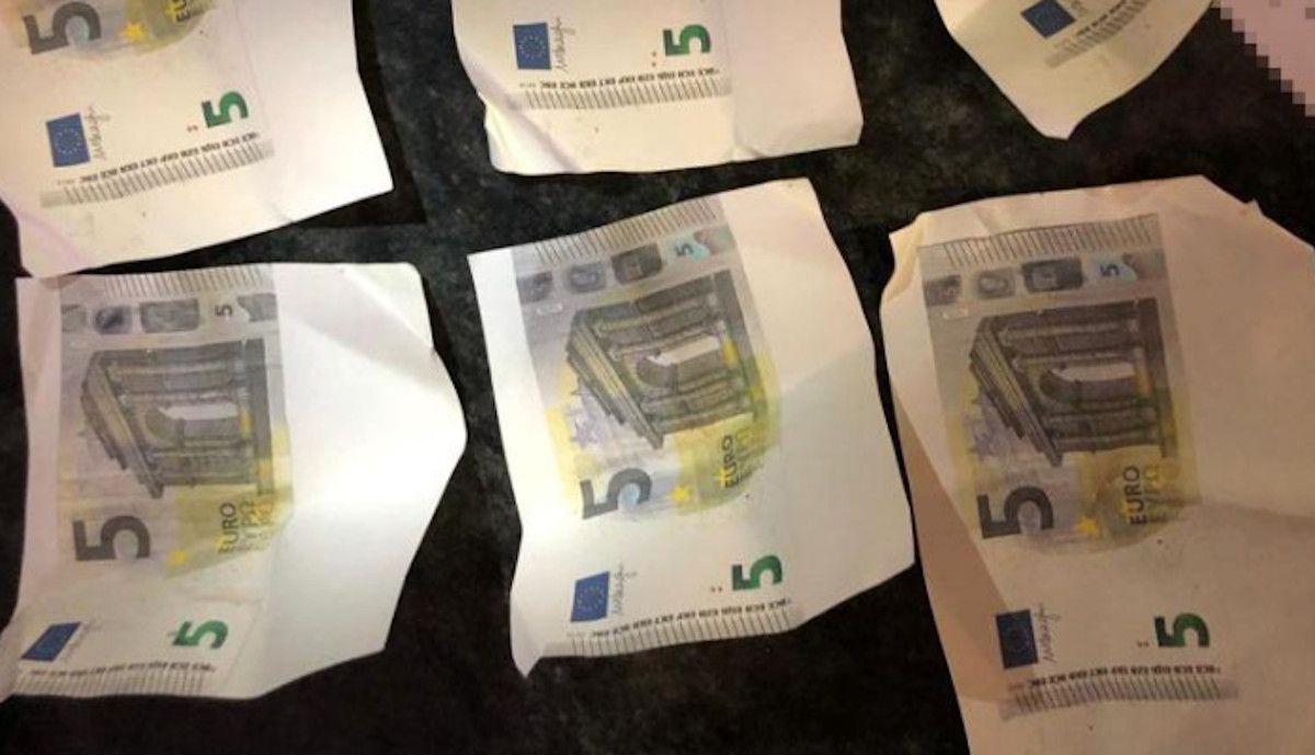 Imagen de archivo de unos billetes falsos de 5 euros.
