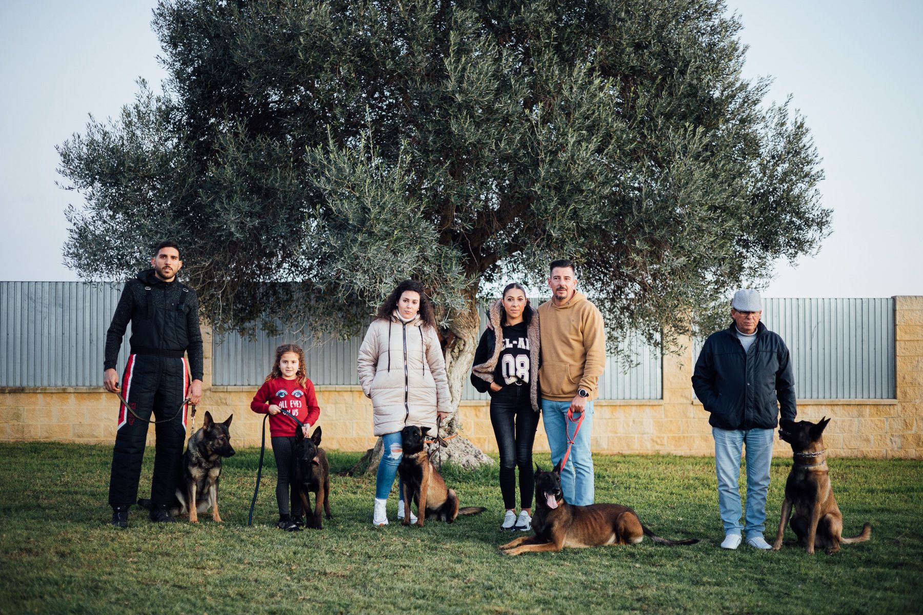 Borja Villanueva, el 'encantador de perros' de Jerez, junto a sus socios del Centro de Formación Anker.