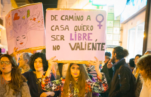 Una joven sujetando una pancarta en Andalucía, que controla con pulseras a 761 maltratadores más en un mes. FOTO: MARTA STILL/ ASAMBLEA FEMINISTA UNITARIA SEVILLA.