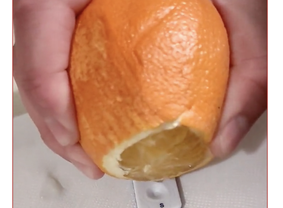 Una persona echa zumo de naranja en un test de antígenos.