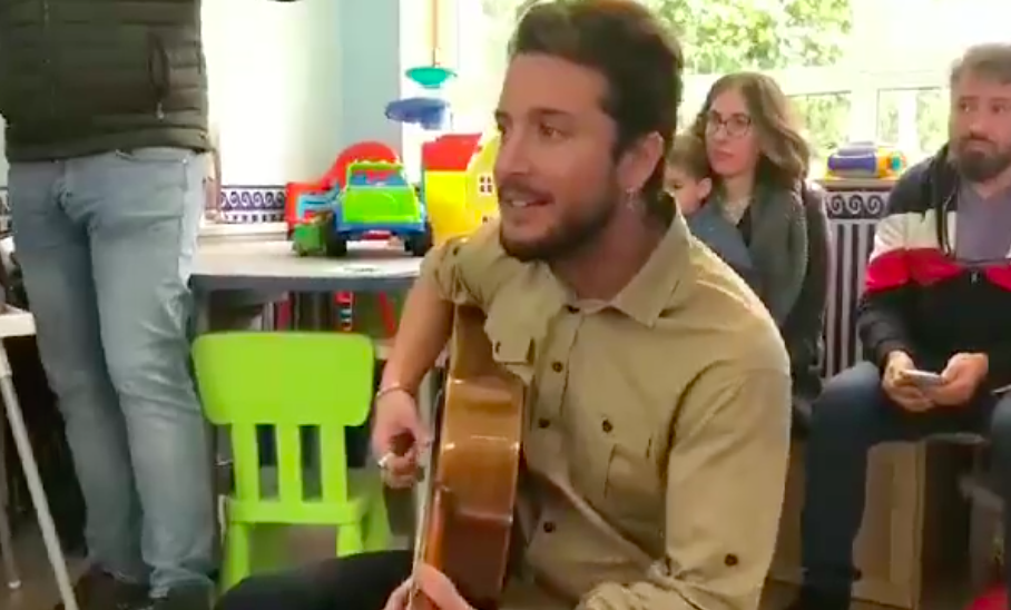 Manuel Carrasco en el Hospital Virgen del Rocío, Sevilla. 