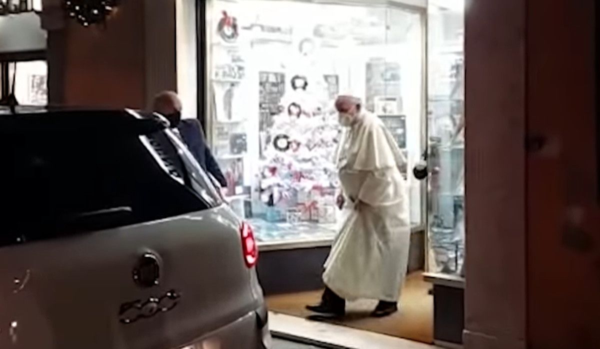 El Papa saliendo de la tienda de discos Stereosound. ROMEREPORTS.COM