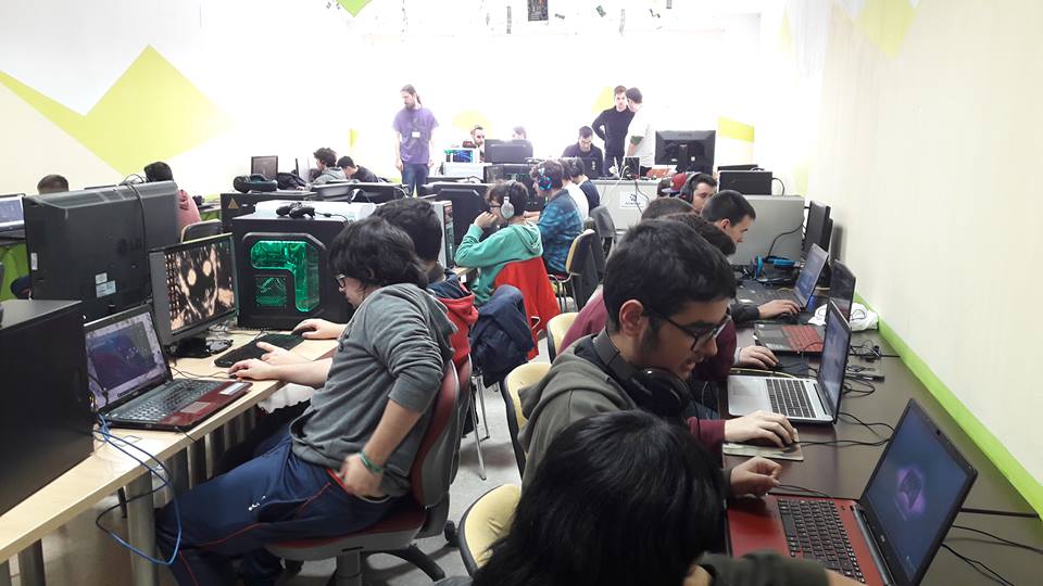 Jóvenes jugando a eSports, en una pasada Pestiño Party. FOTO: CASA DE LA JUVENTUD DE ARCOS. 