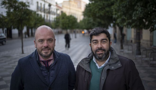 El pregonero junto al presidente del Consejo, José Manuel García, en la calle Larga.