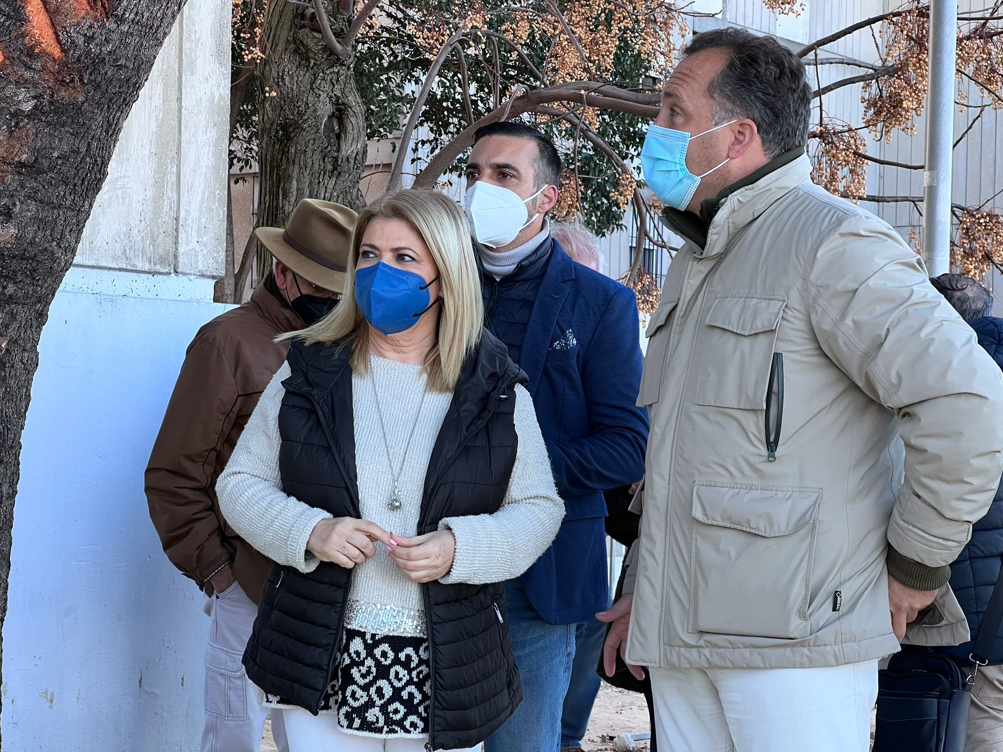 La alcaldesa, este jueves, durante una visita a Las Torres, barriada de Jerez, donde ha atendido a la prensa.