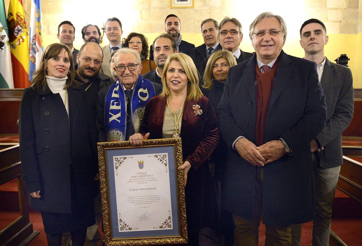 Foto de familia con Rafael Verdú en el centro de la imagen.