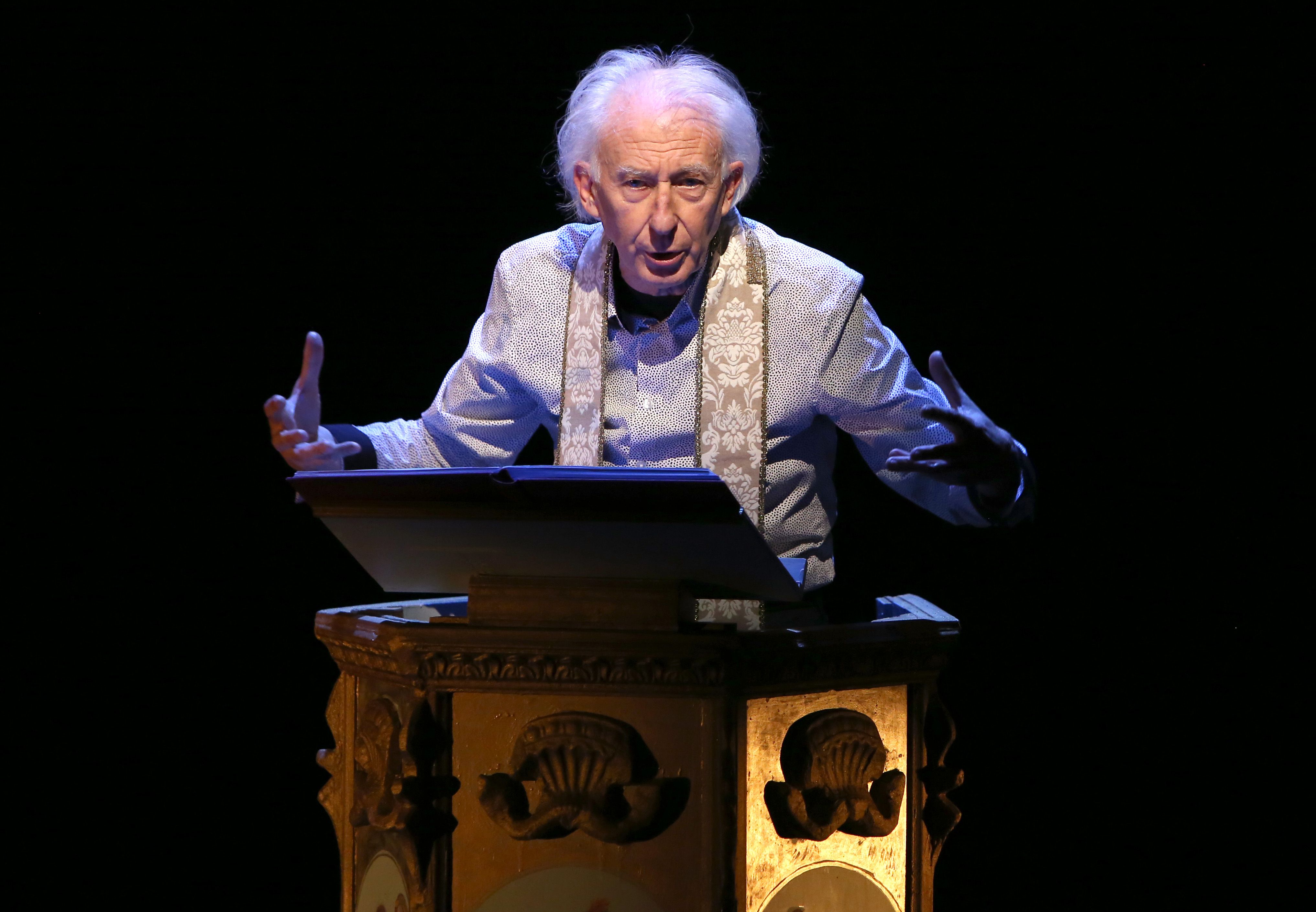 Albert Boadella, en el atril, durante la interpretación de su obra 'El sermón del bufón'. FOTO: JAIME VILLANUEVA. 
