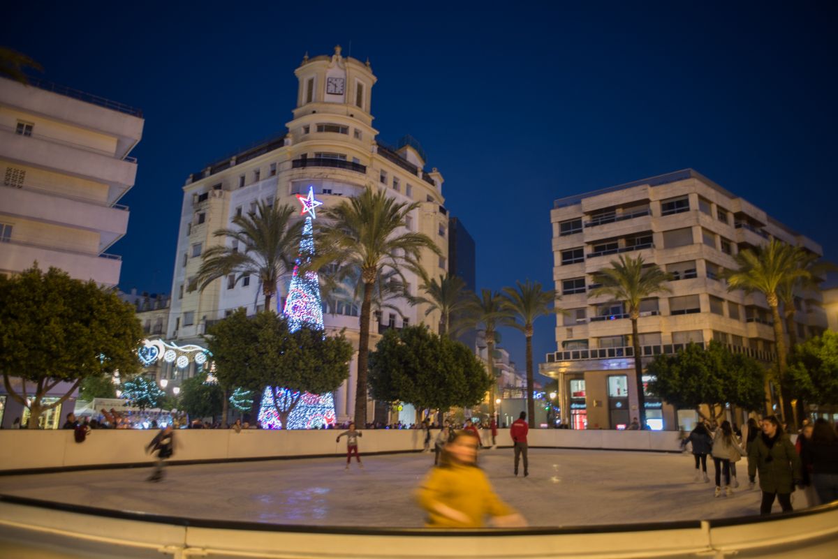 Pista de hielo en la plaza del Arenal, en las pasadas Navidades. FOTO: MANU GARCÍA Pista de hielo en la plaza del Arenal, en las pasadas Navidades. FOTO: MANU GARCÍA