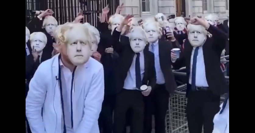 'Clones' de Boris Johnson en una fiesta celebrada en las puertas de Downing Street.