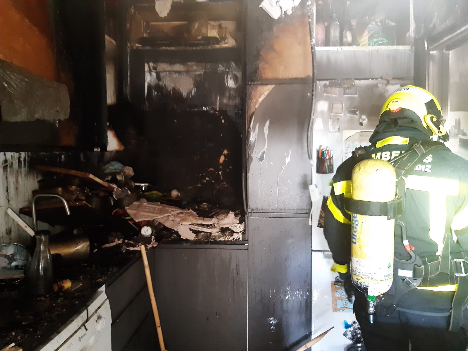 Un bombero en la cocina incendiada en Cádiz.