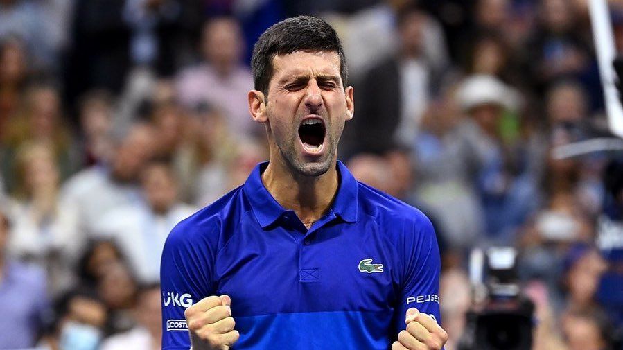 Novak Djokovic, apodado como 'NoVac Yocovid', durante un partido de tenis.