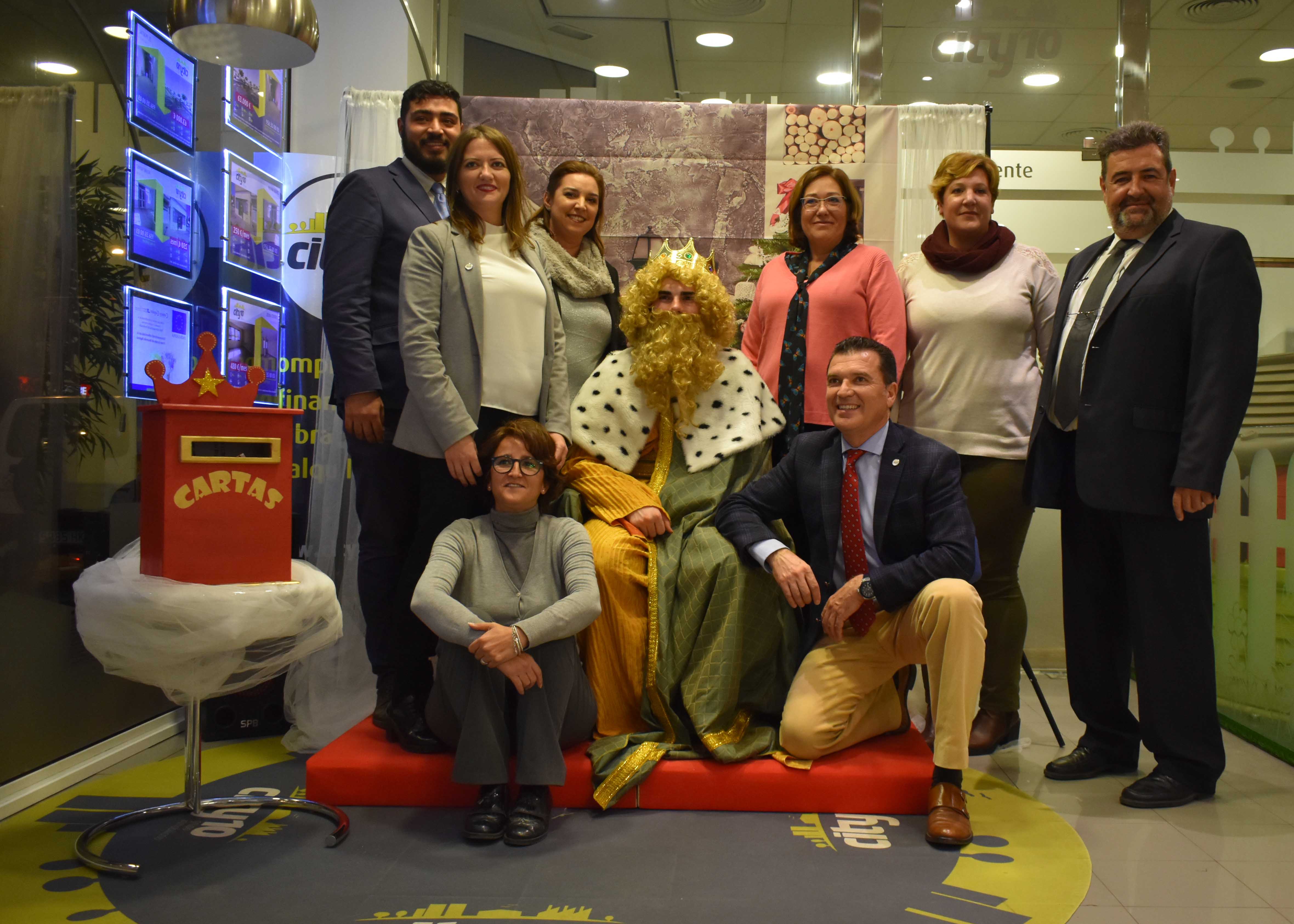 El equipo de City10 con uno de los Reyes Magos. 
