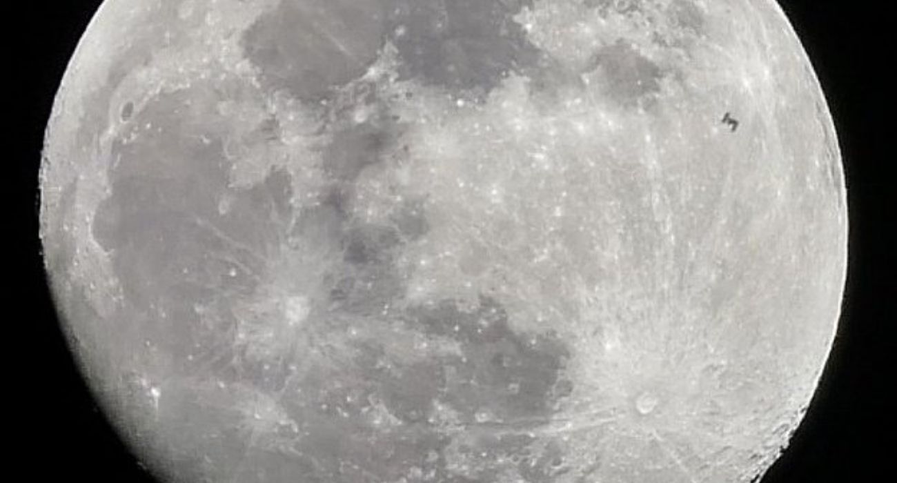 El paso de la Estación Espacial Internacional por delante de la Luna captado desde Córdoba.