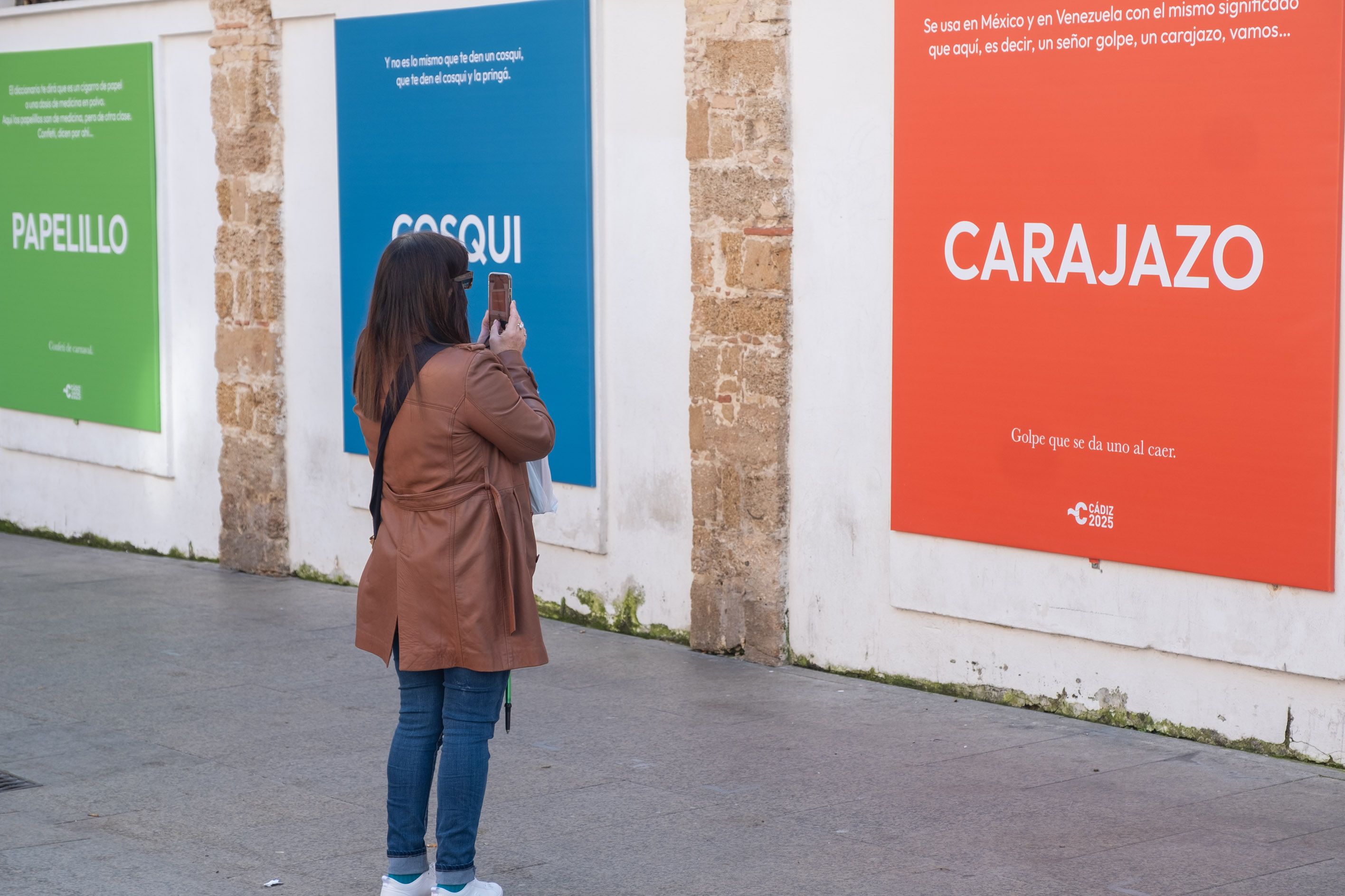 La exposición 'Palabra de Cádiz' en los exteriores del Mercado Central de la capital gaditana.
