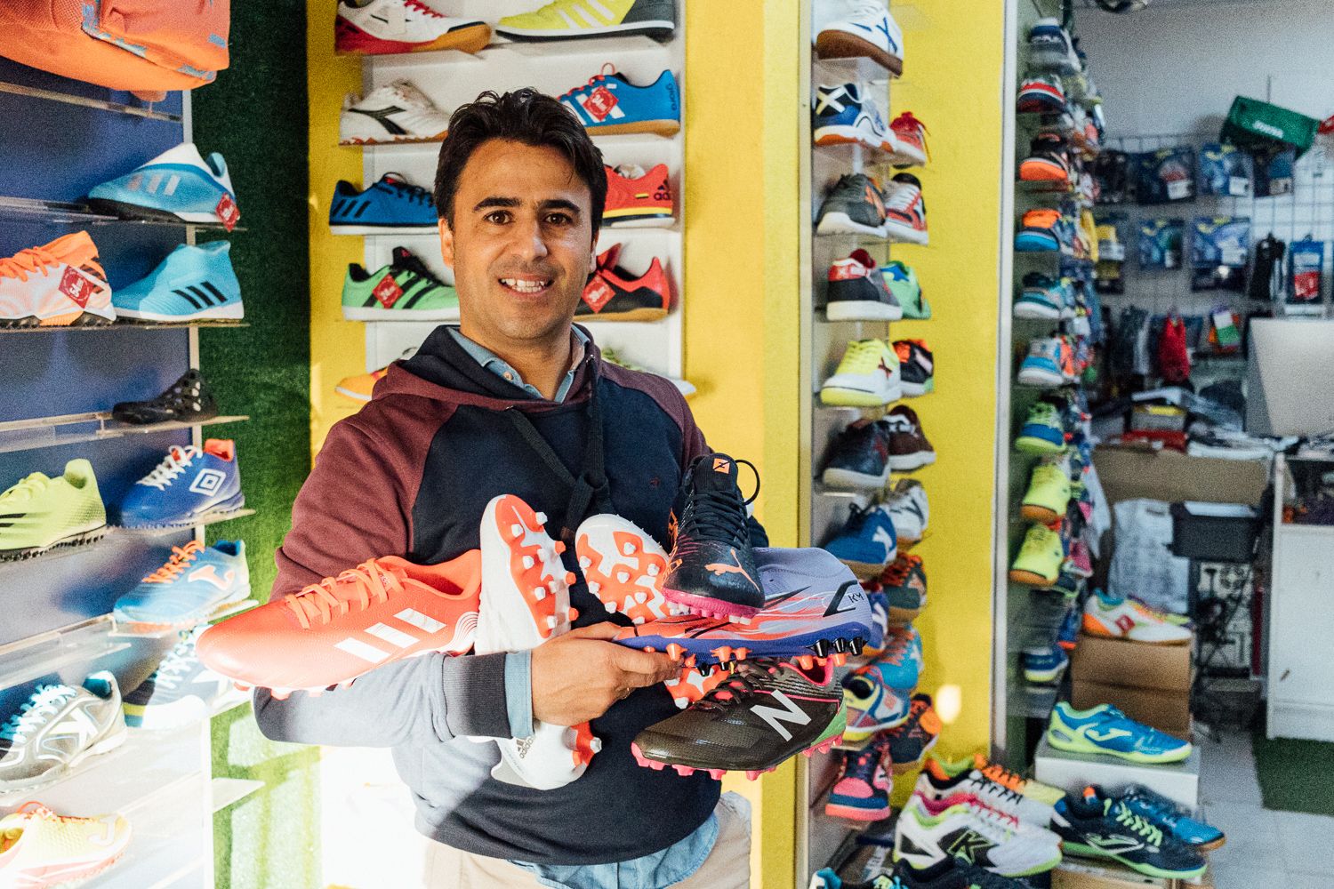José Manuel Mena, con unas cuantas botas de fútbol, en su 'Golazo', la tienda de fútbol referente en la provincia.