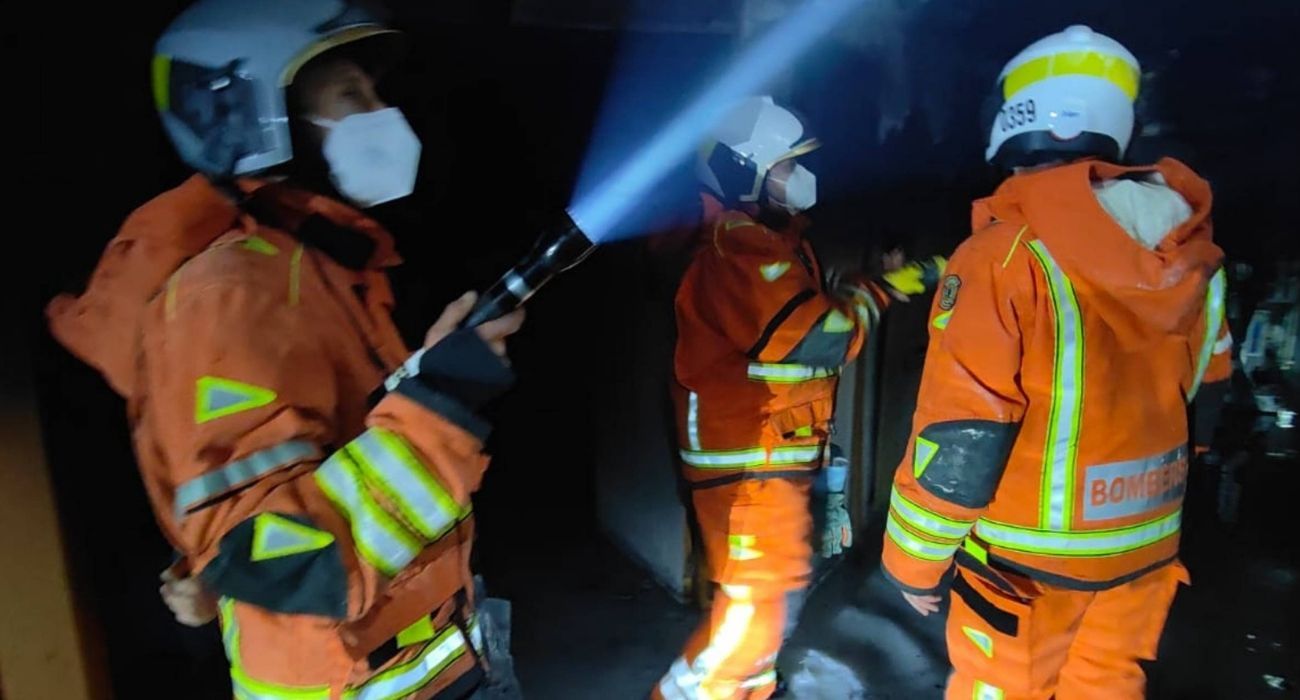 Bomberos del Consorcio de Valencia, sofocando el incendio donde han fallecido seis personas.
