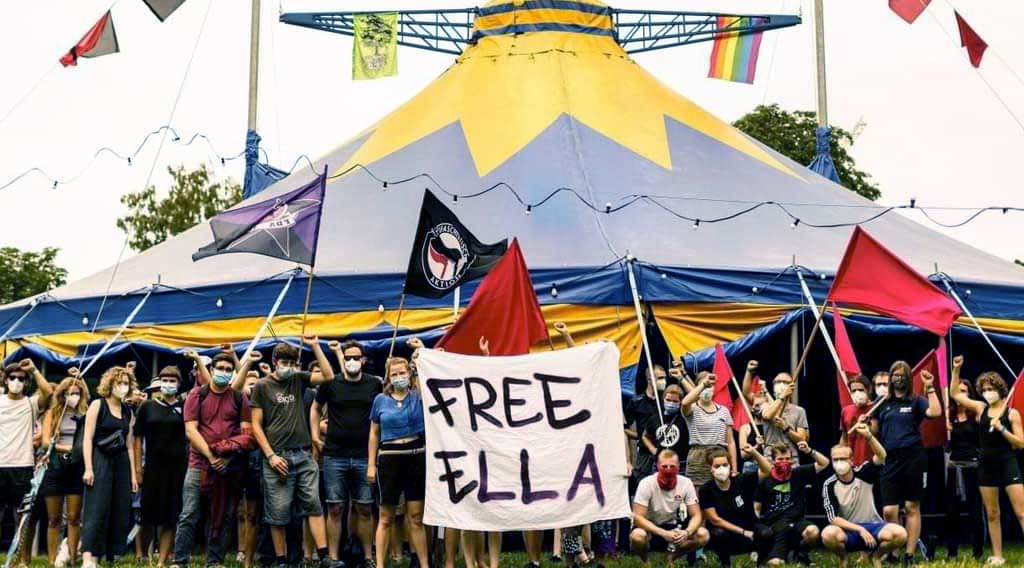 Una manifestación pidiendo la liberación de Ella (uwP1: "Persona desconocida, mujer, 1").