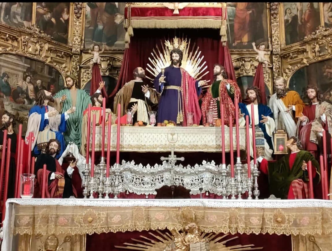 Singular altar de cultos que la Hermandad de la Cena instalado en San Marcos con todo el apostolado del misterio.