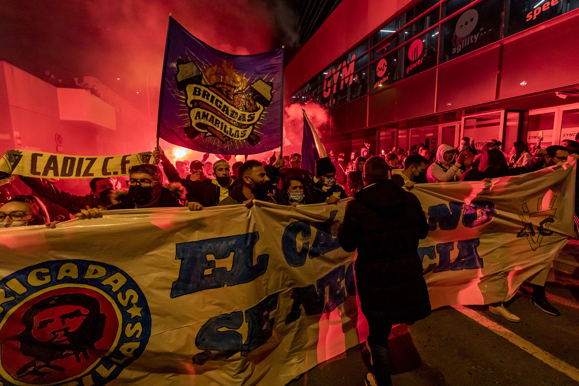 Protesta multitudinaria en la previa del Cádiz-Espanyol.