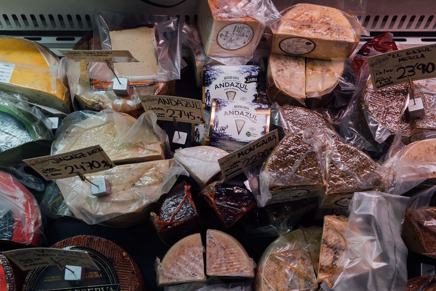 ¿Quieres ser maestro quesero 4.0? Distintos quesos en una nevera de un comercio, en una imagen de archivo.